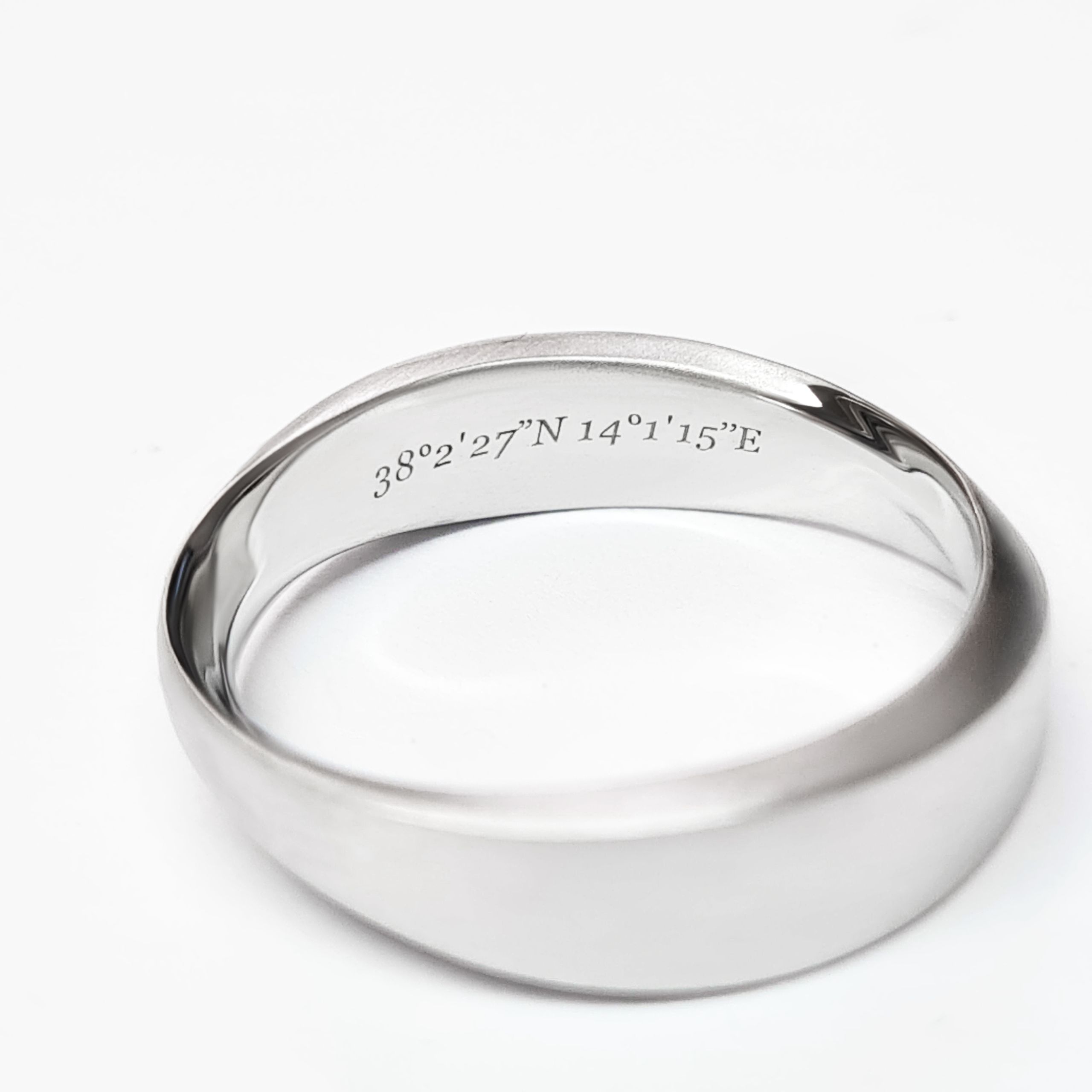 Engraving inscription wedding ring