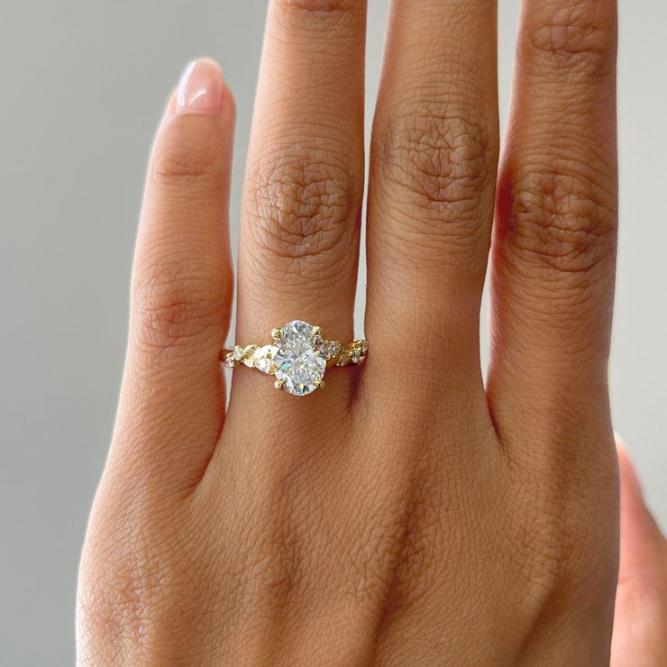 Lierre oval on hand yellow gold organic engagement ring