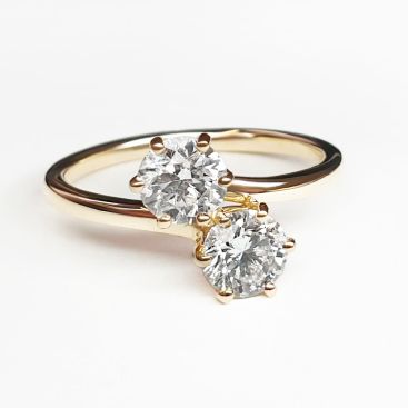 Round diamond moi et toi engagement ring