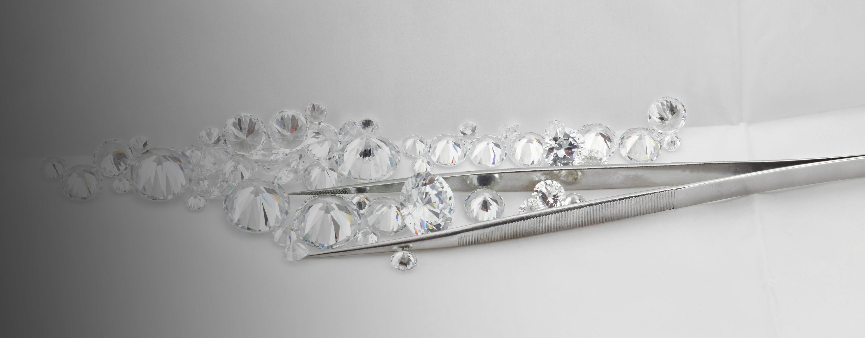whitetissuediamondparcelwithloosediamondsandtweezers
