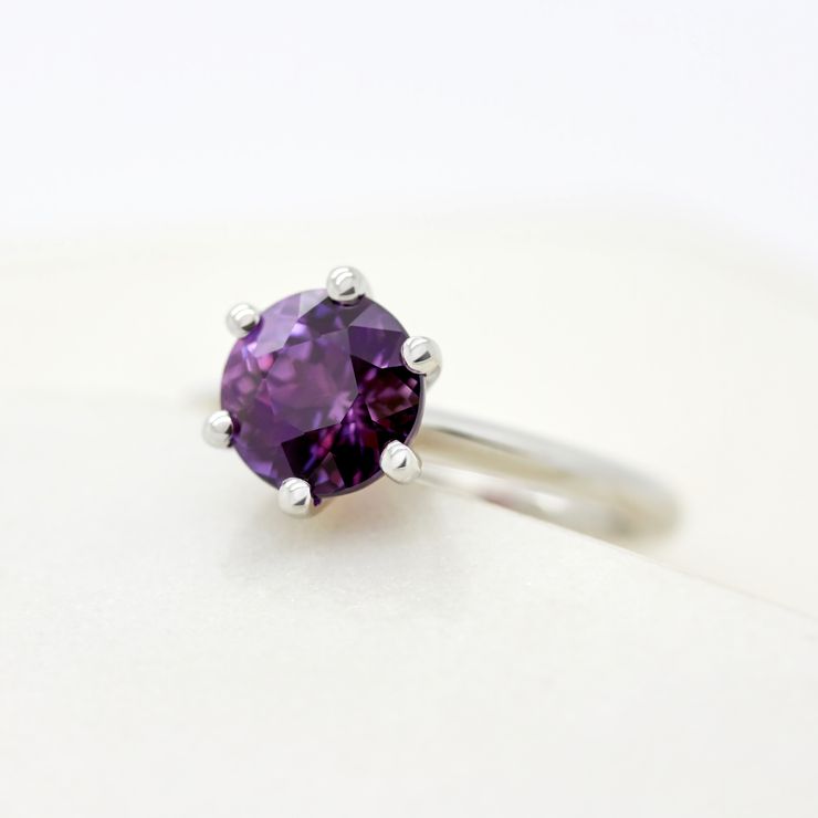 Dark purple round sapphire solitaire set in platinum