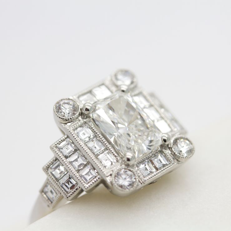 Radiant cut diamond with round and carré cut diamond halo