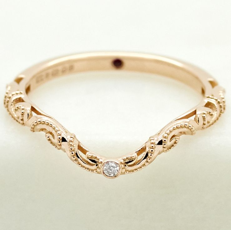 Art nouveau inspired wedding band with a diamond and filigree