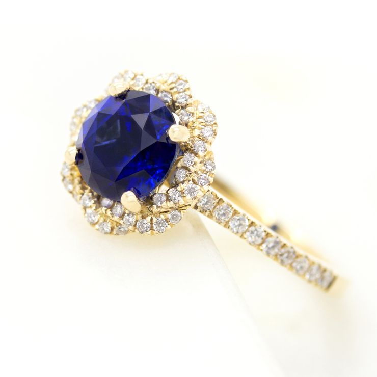 Yellow gold entwine with blue sapphire